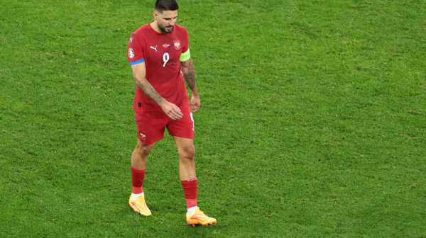 Mitrović "kampuje" u kaznenom prostoru – Oblak kvari žurku VIDEO