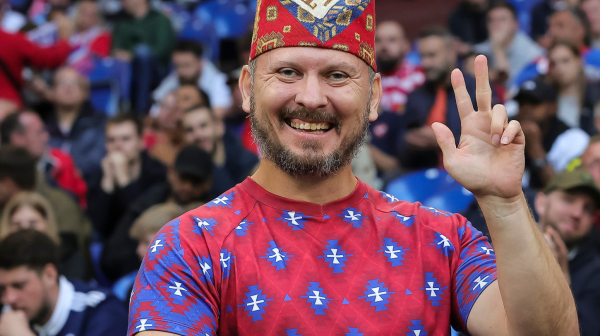 Buran srpski dan u Gelzenkirhenu – od razbijenih glava, preko suza do povređenog ega FOTO/VIDEO