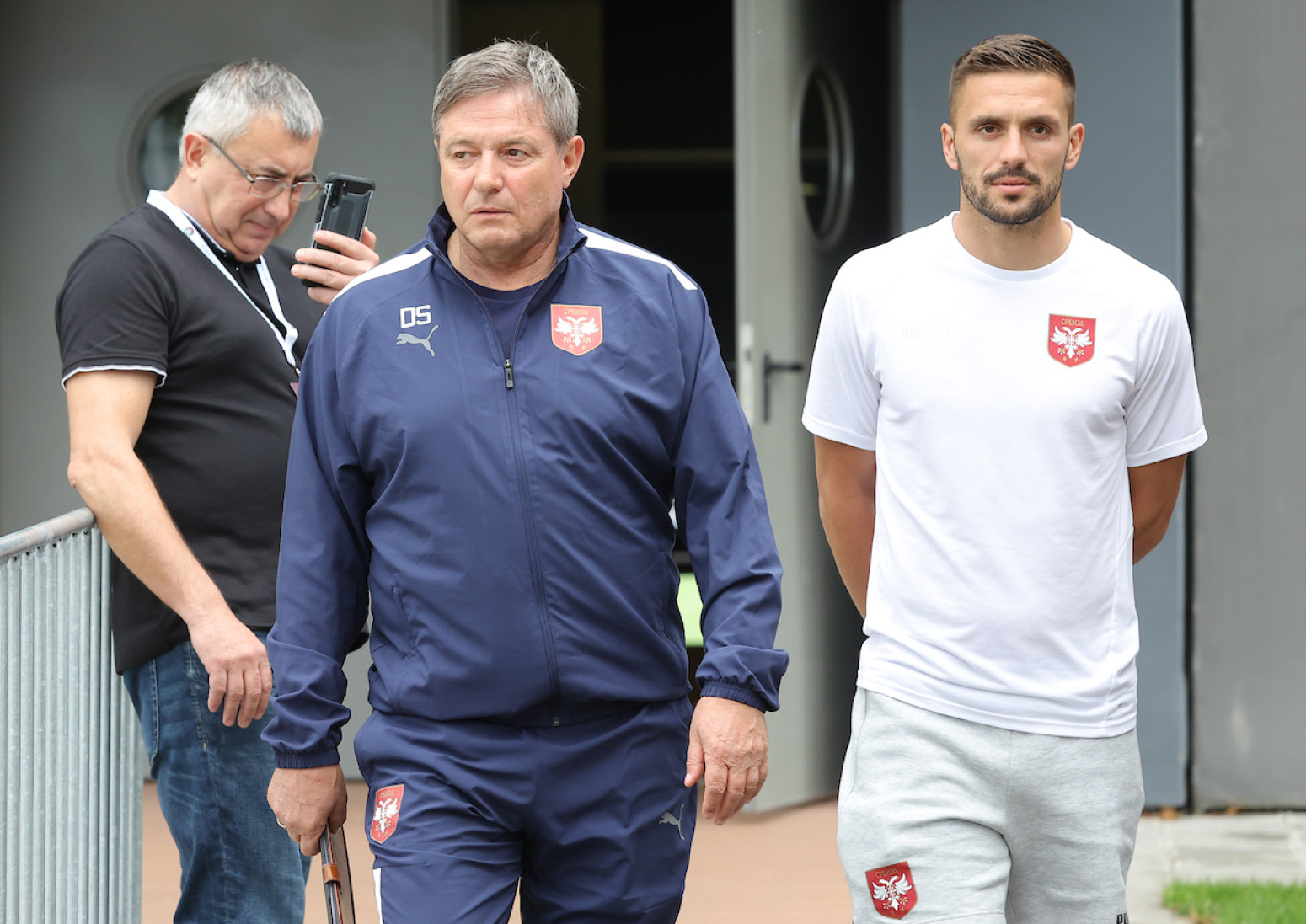 Ruka ruku mije, dok još kasno nije