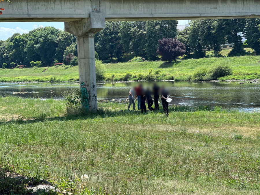 Užas u Čačku: Prolaznici pronašli žena u lokvi krvi i sa povredom na vratu FOTO
