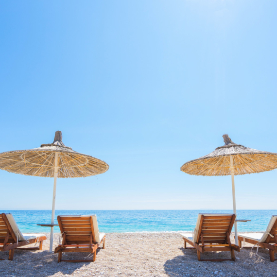 Ležaljke na plažama ili stari, dobri peškir i asura? ANKETA