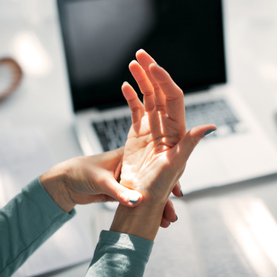 Utrnulost u prstima ne smete da zanemarite: Može biti znak bolesti modernog doba