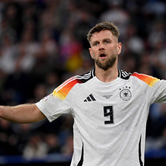 Napadač Nemačke slomio ruku svom navijaču