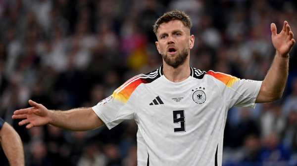 Napadač Nemačke slomio ruku svom navijaču