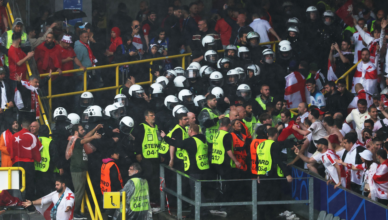 Nova tuča na EURO – Gruzini i Turci "pesničili" unutar stadiona FOTO/VIDEO