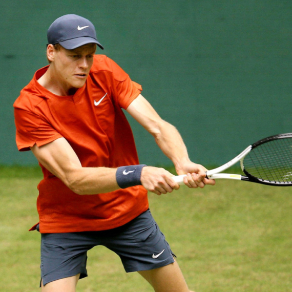 Trijumfalan start Sinera i Alkarasa na travi – najbolji teniser sveta se namučio