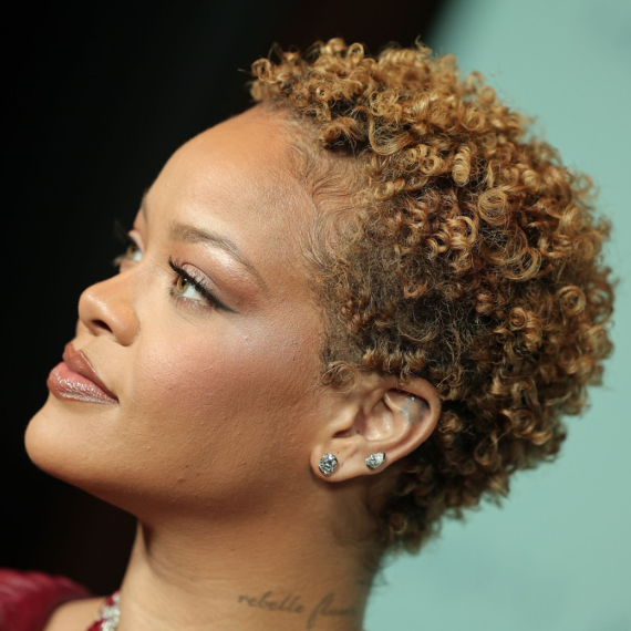 Niko nije slutio šta se krije iza promene imidža: Rijana iznenadila priznanjem