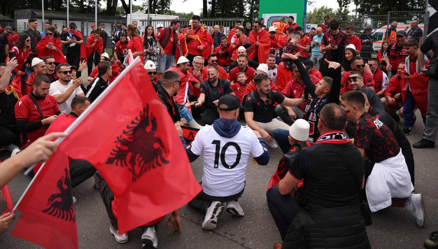 Neverovatan snimak – nemački policajac pleše sa Albancima i pokazuje dvoglavog orla VIDEO