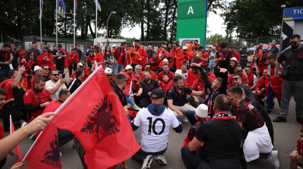 Neverovatan snimak – nemački policajac pleše sa Albancima i pokazuje dvoglavog orla VIDEO