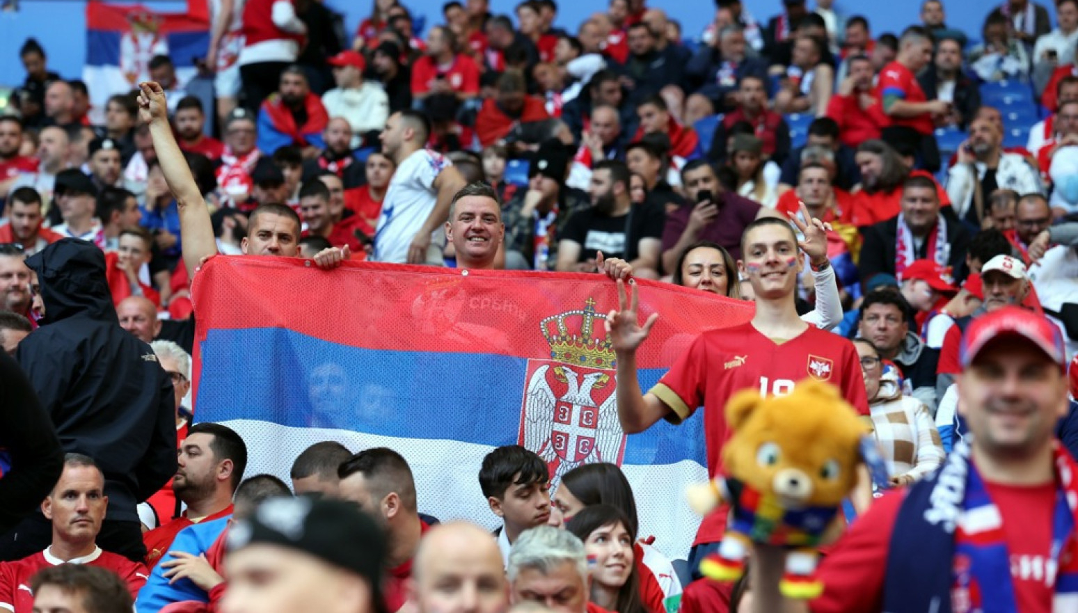 UEFA izbacila kosovskog novinara zbog provociranja Srba VIDEO