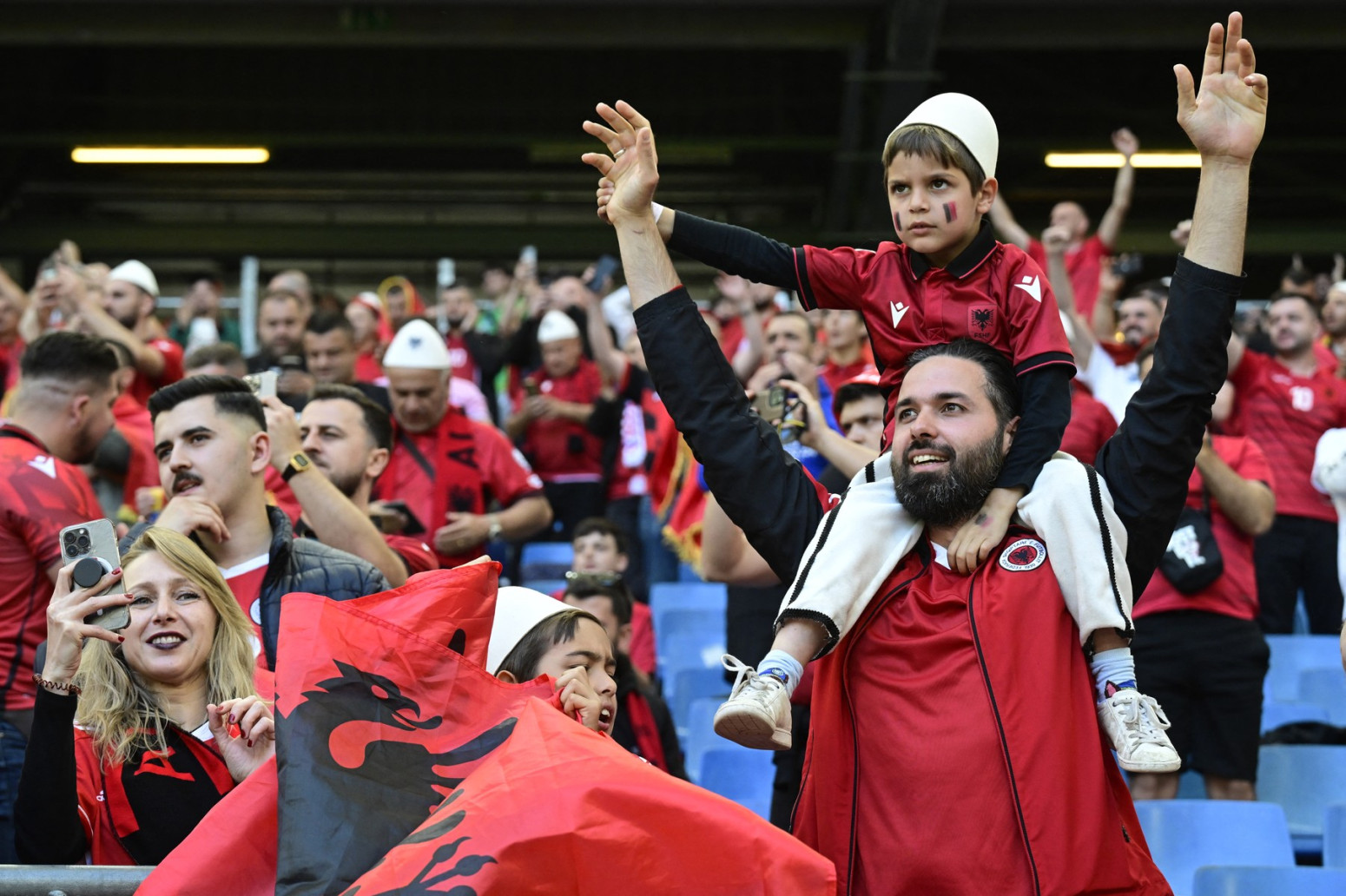 Skandalozne scene na EURO: Albanci opet provociraju  FOTO