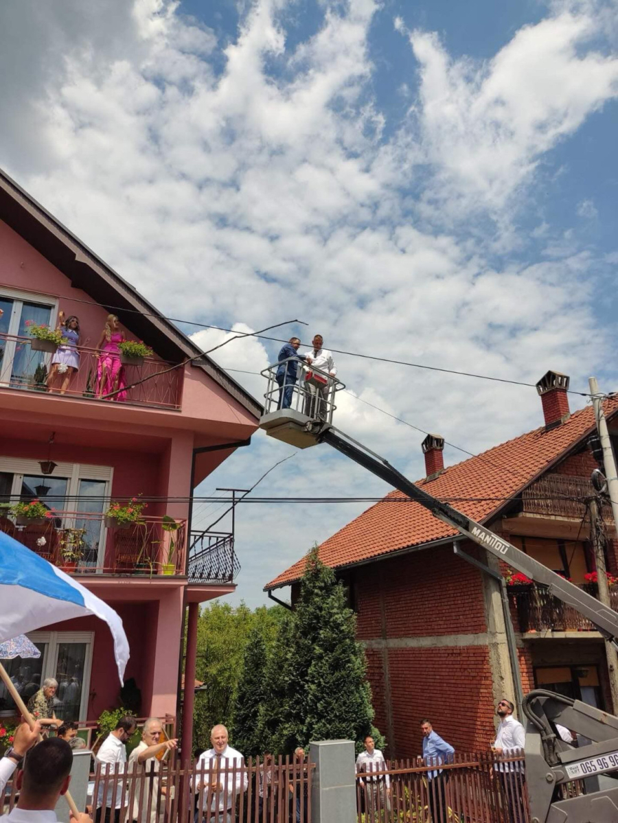 Potez o kojem bruji Šumadija: Mladoženja se dizalicom popeo po jabuku, pa je skinuo bez pucanja VIDEO