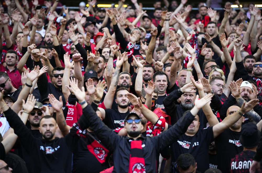 Suspendovani kosovski novinar se javio – i opet pokazao dvoglavog orla FOTO