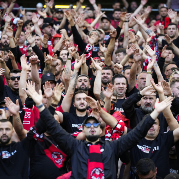 Suspendovani kosovski novinar se javio – i opet pokazao dvoglavog orla FOTO