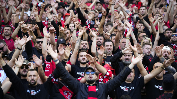 Suspendovani kosovski novinar se javio – i opet pokazao dvoglavog orla FOTO