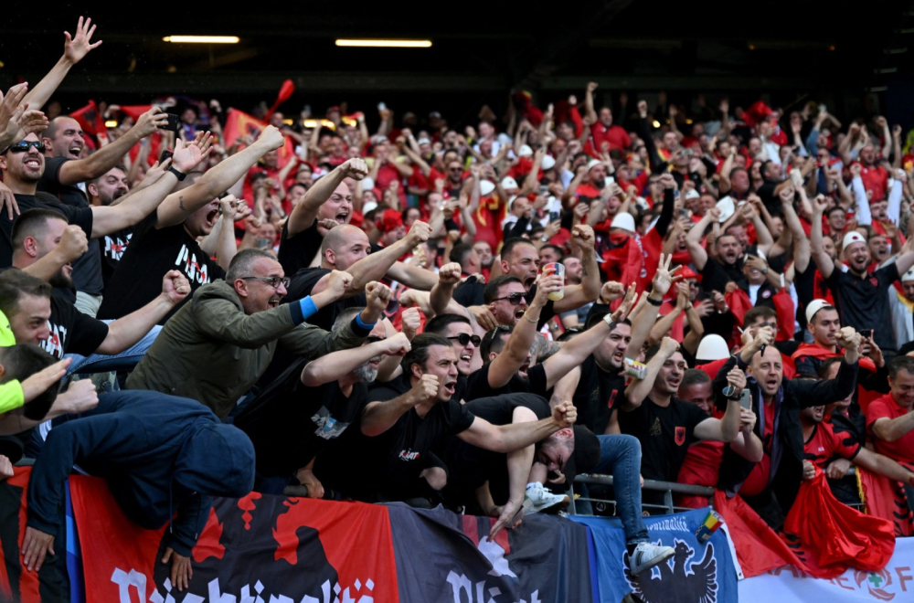 Hrvati i Albanci zajedno u glas: "Ubij Srbina" VIDEO