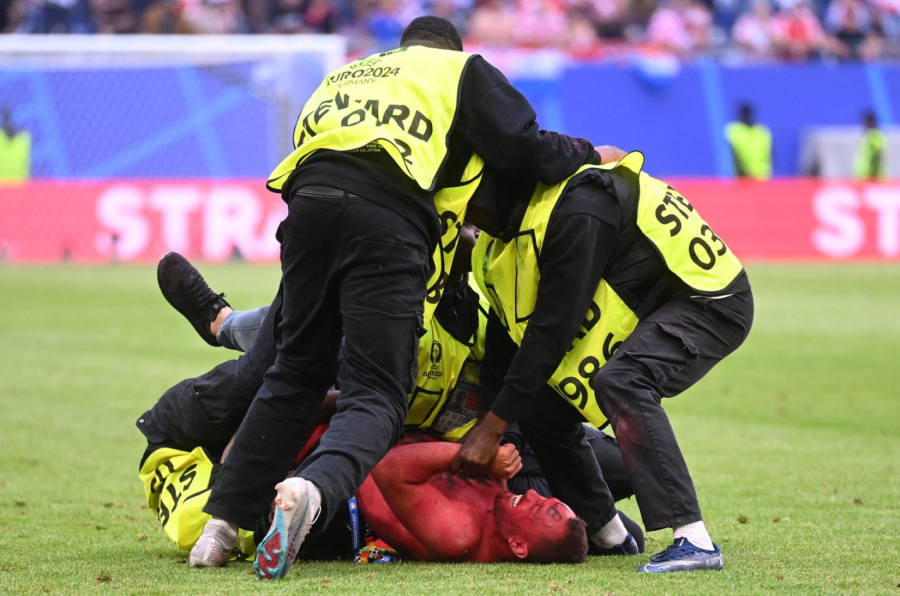 Redari jurili albanske navijače po terenu FOTO