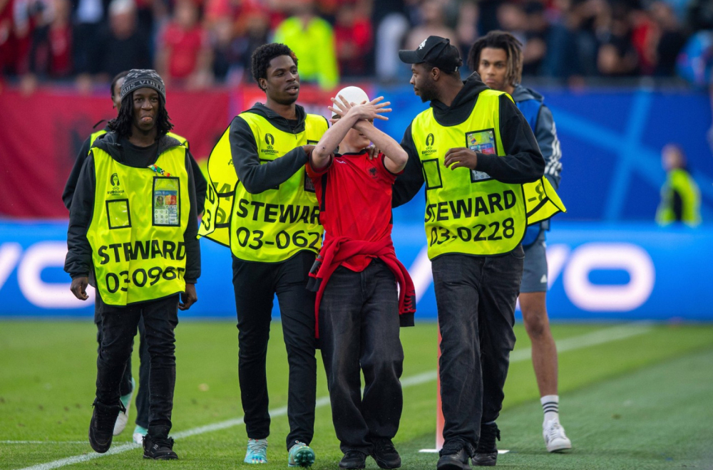 Redari jurili albanske navijače po terenu FOTO