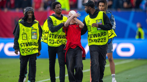 Redari jurili albanske navijače po terenu FOTO