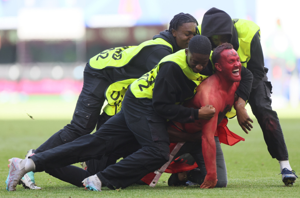 Redari jurili albanske navijače po terenu FOTO