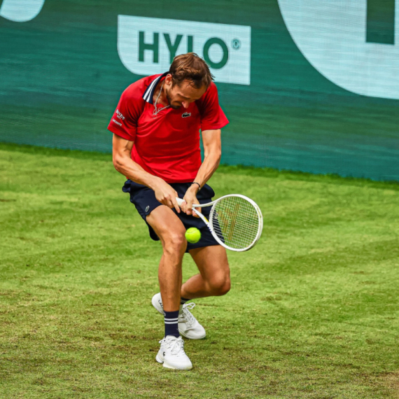 Kinez napravio iznenađenje – nemoćni Medvedev slomio reket o travu VIDEO