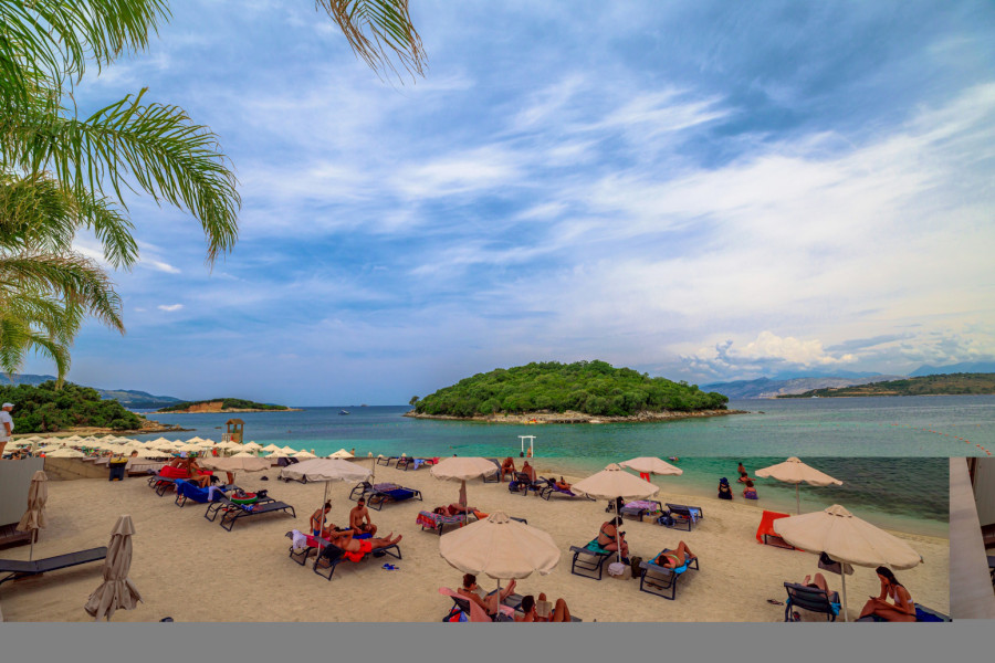 Bušilica pored glave na plaži: Pukla sezona, turisti pobegli; Za sve krive agencije