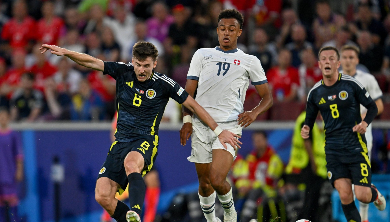 Teška povreda na EURO – defanzivac iznet na nosilima VIDEO