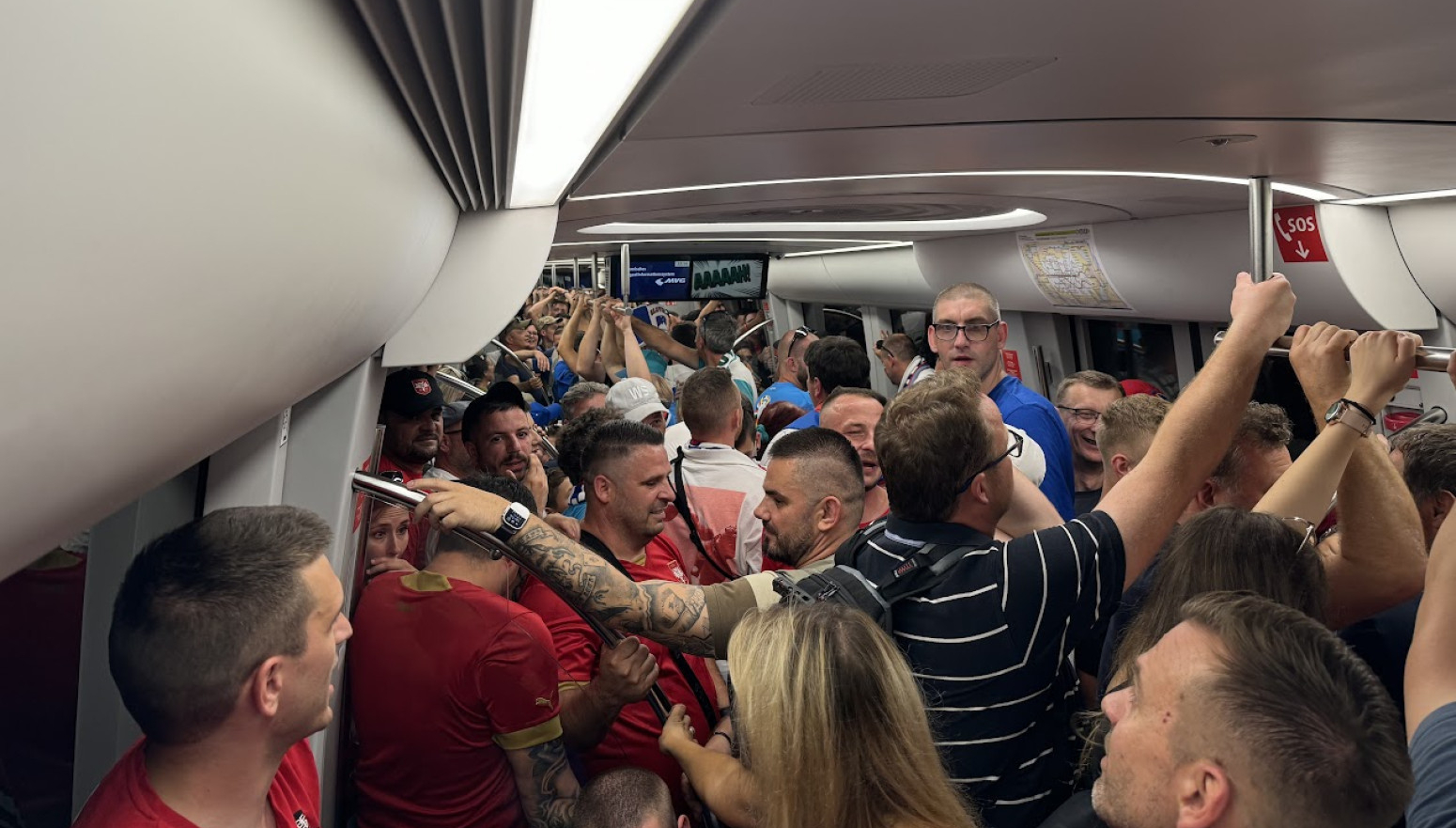 Gužva i u metrou, Srbi i Slovenci zajedno idu na utakmicu VIDEO