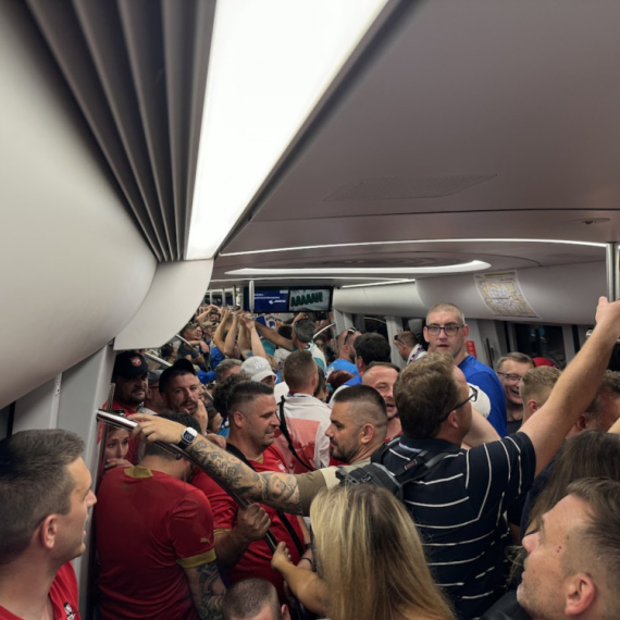 Gužva i u metrou, Srbi i Slovenci zajedno idu na utakmicu VIDEO