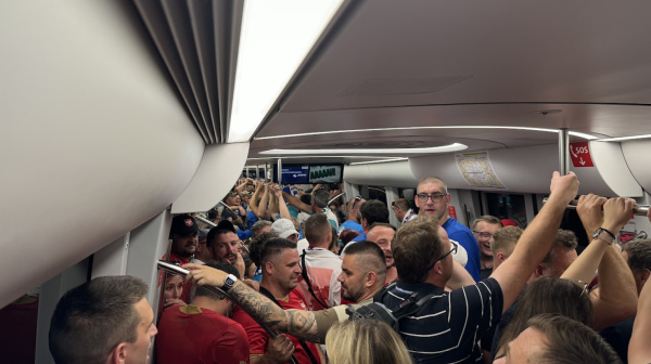 Gužva i u metrou, Srbi i Slovenci zajedno idu na utakmicu VIDEO