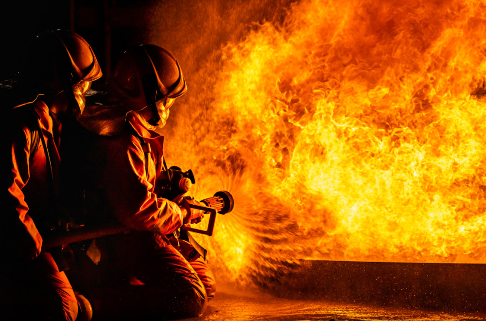 Ogroman požar u Beogradu: Izgoreo stan u zgradi; Evakuisani stanari VIDEO