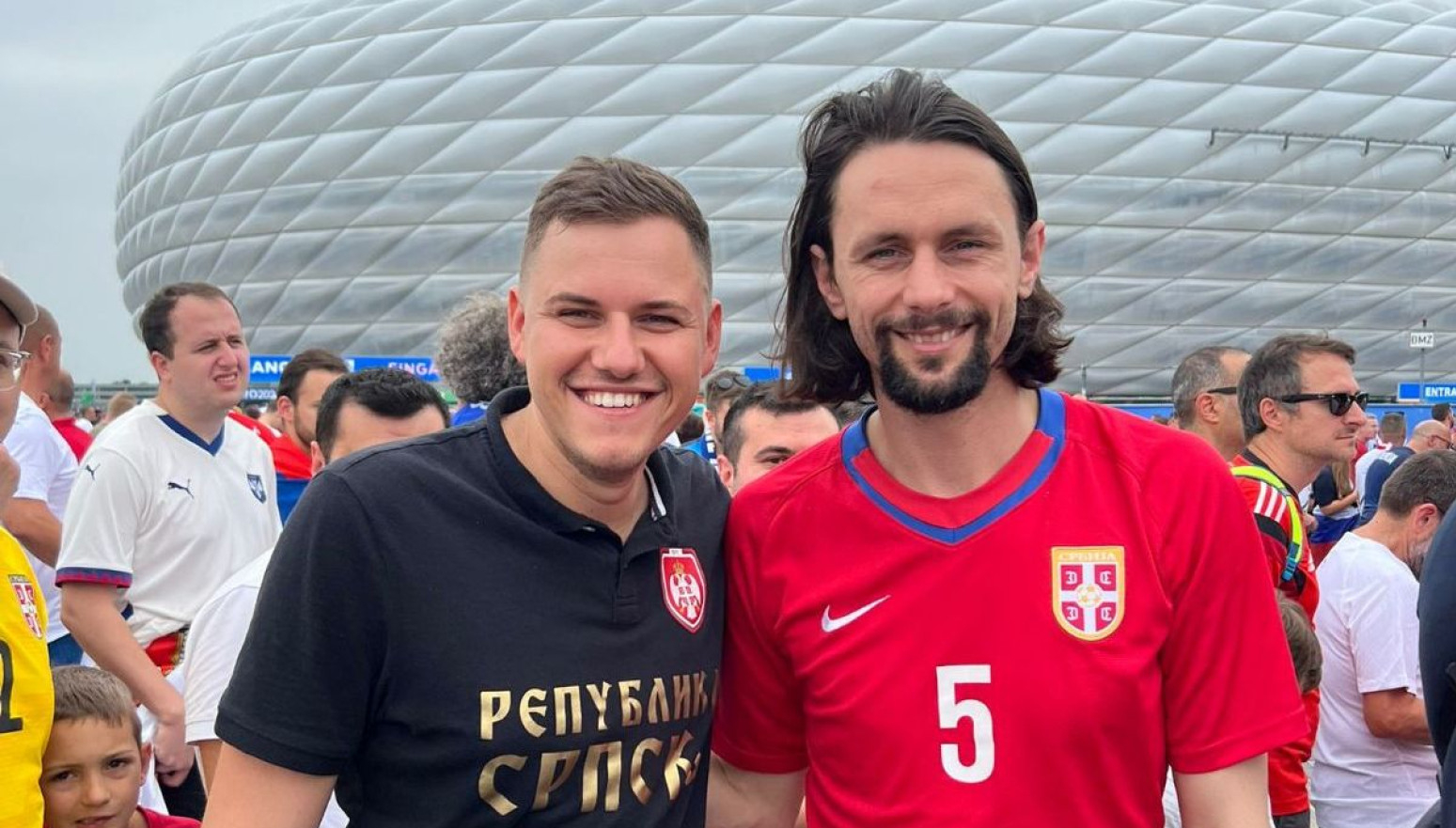 Čekao u redu za pivo, pa se fotkao – Subotić u svom dresu uz Srbiju FOTO