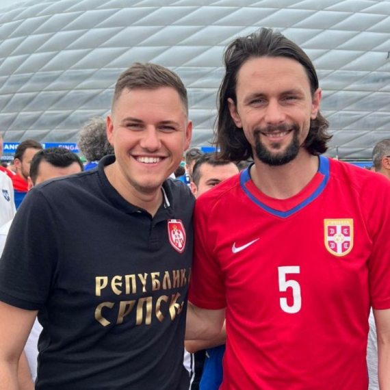 Čekao u redu za pivo, pa se fotkao – Subotić u svom dresu uz Srbiju FOTO