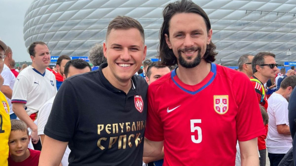 Čekao u redu za pivo, pa se fotkao – Subotić u svom dresu uz Srbiju FOTO