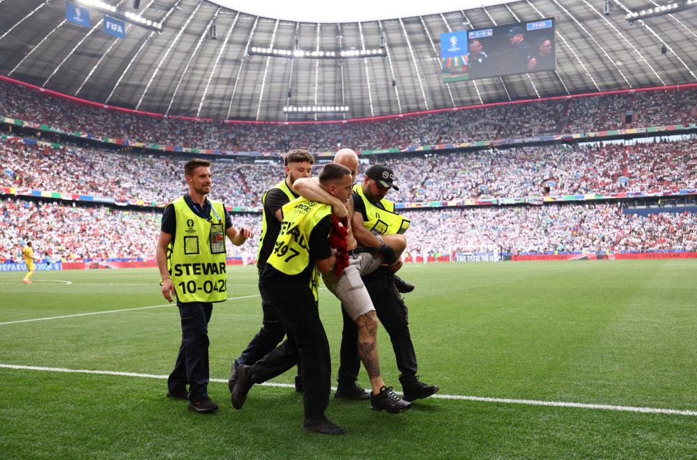 Navijač Srbije uleteo na teren – reagovalo obezbeđenje VIDEO