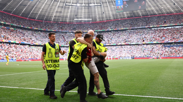 Navijač Srbije uleteo na teren – reagovalo obezbeđenje VIDEO