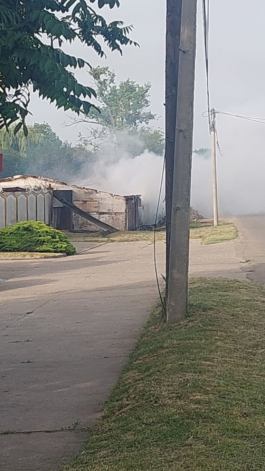 Vatrogasci još uvek u fabrici u Šidu: Inspekcija obišla mesto požara FOTO