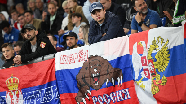 Rusi nadmudrili obezbeđenje i ušli na meč Srbije sa ruskim zastavama VIDEO