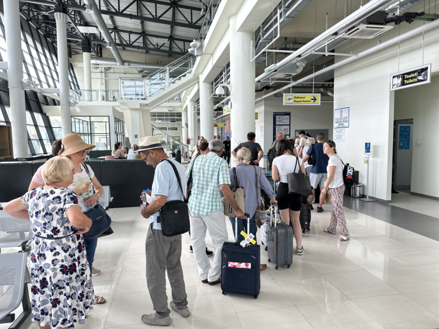 Nekad smo putovali po 15, a sada samo sat vremena do mora: Avioni za Tivat iz Lađevaca krcati