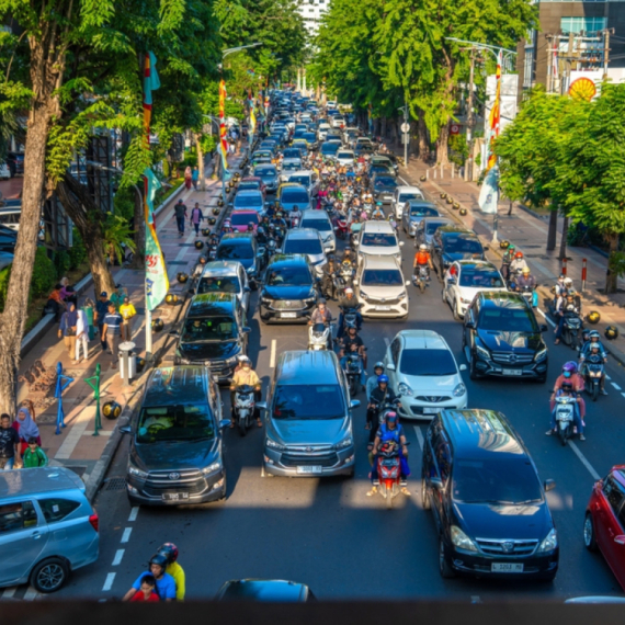 Potpuni haos: Preko 40 stepeni, a građani bez struje; Blokirane ulice