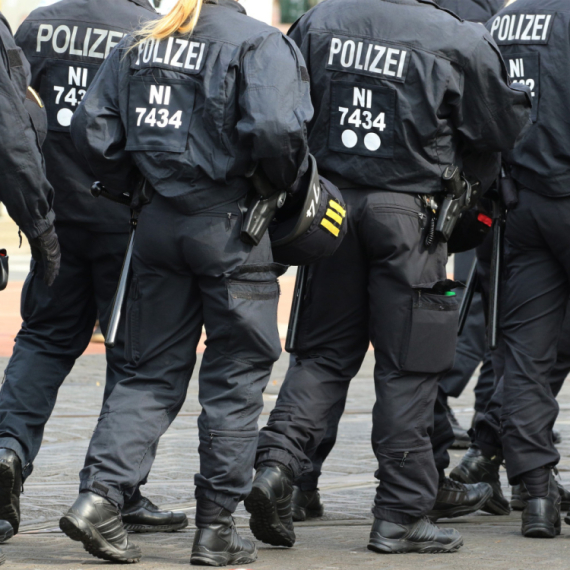 Pijani navijač gađao flašom – policija odmah reagovala VIDEO