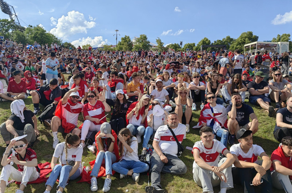 Incident u fan zoni: Turci gađali Portugalce posle gola VIDEO