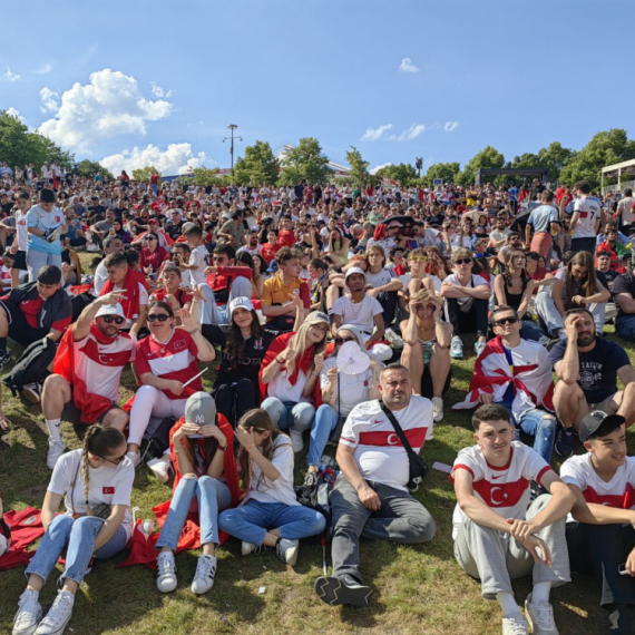 Incident u fan zoni: Turci gađali Portugalce posle gola VIDEO