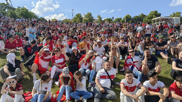 Incident u fan zoni: Turci gađali Portugalce posle gola VIDEO