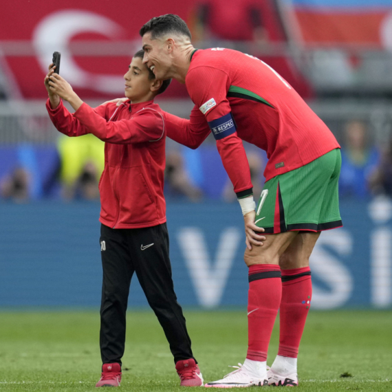 Dečak prekinuo meč zbog selfija sa Ronaldom VIDEO