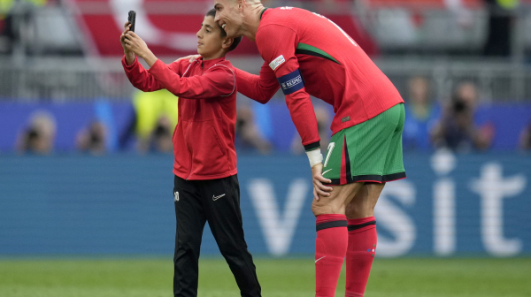 Dečak prekinuo meč zbog selfija sa Ronaldom VIDEO