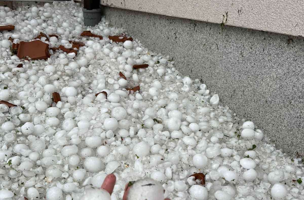 Strašno: Nanosi leda leže po zemlji, sve je belo FOTO