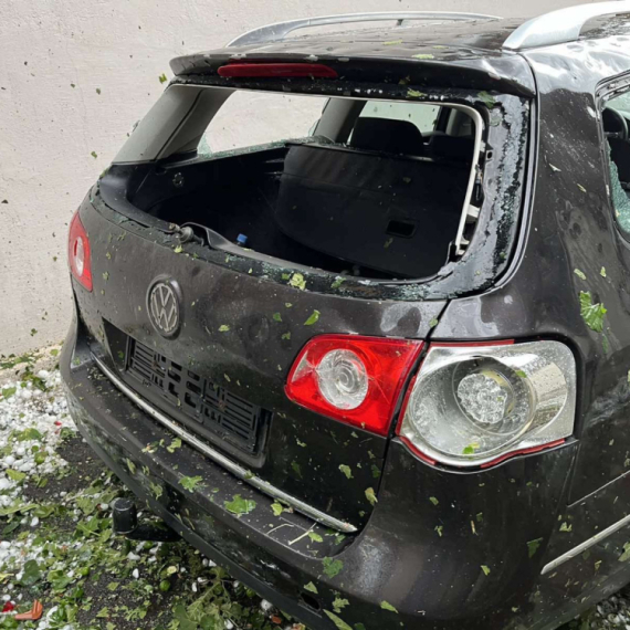 Hit na mrežama: Kako u Novom Pazaru čuvaju automobile od grada? FOTO