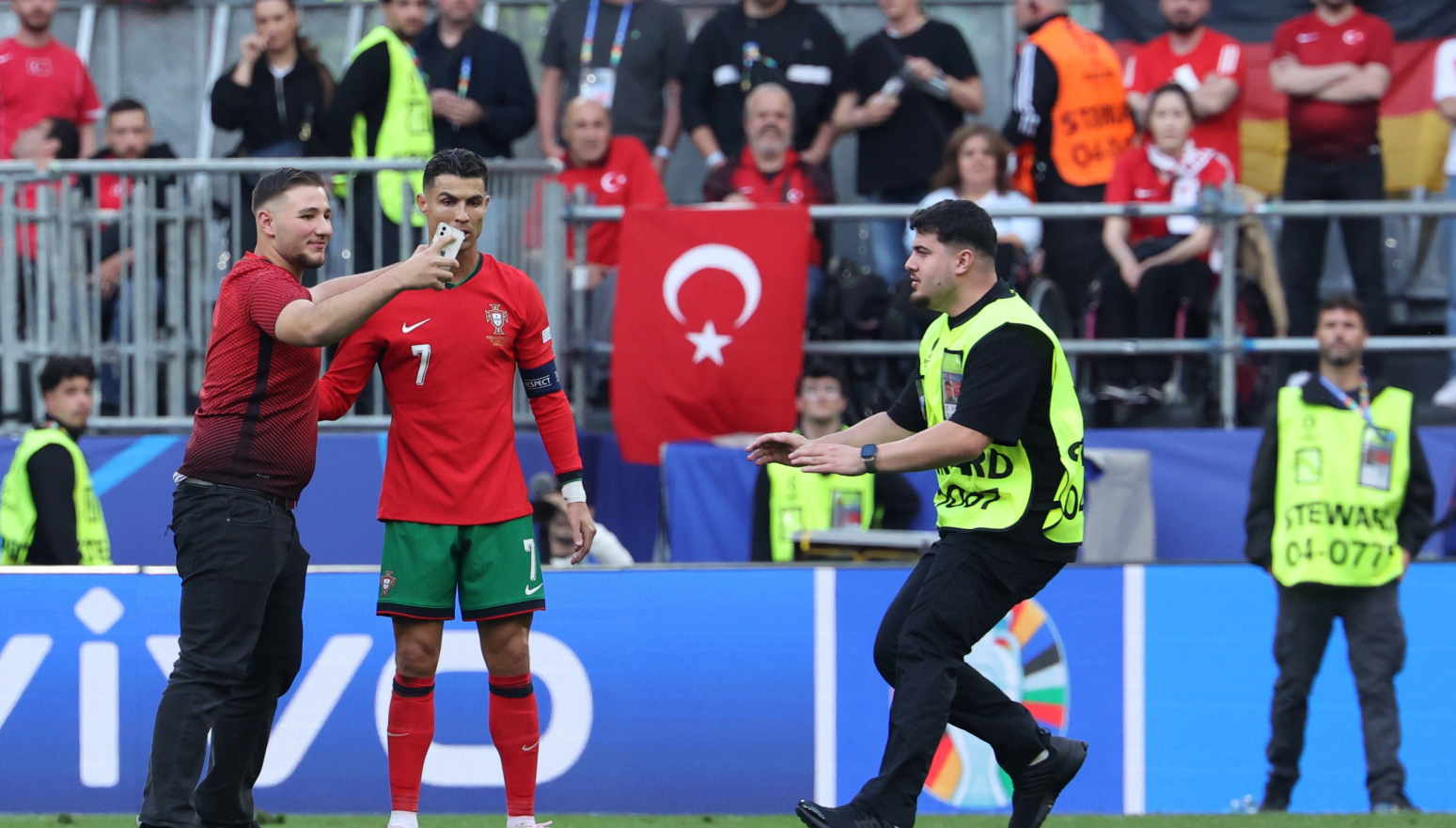 Redar "pokosio" Ramosa, šest upadača na teren zbog selfija sa Ronaldom VIDEO