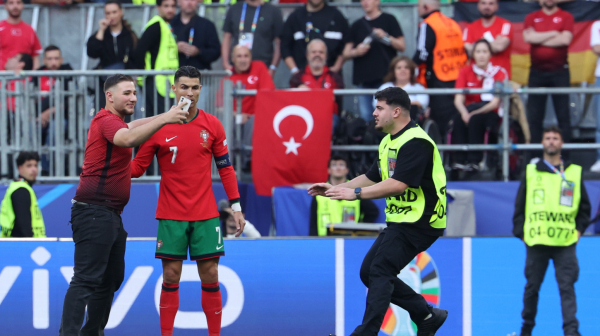 Redar "pokosio" Ramosa, šest upadača na teren zbog selfija sa Ronaldom VIDEO